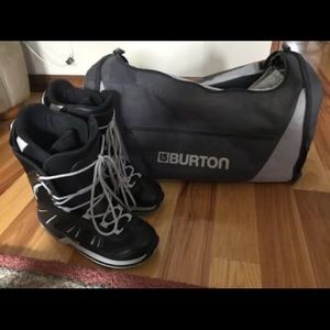 Snowboarding boots with bag
